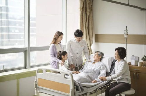 病重老人取钱死于银行，揭示了哪些社会问题？